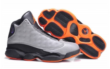 Les  baskets  Air Jordan 13 "Love & Respect" (Black and White) Femme permettent de personnaliser votre style tout en bénéficiant d’un confort supérieur.