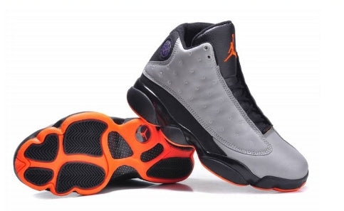 Les  baskets  Air Jordan 13 "Love & Respect" (Black and White) Femme permettent de personnaliser votre style tout en bénéficiant d’un confort supérieur.
