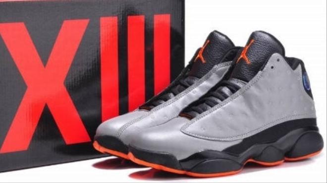 Les  baskets  Air Jordan 13 "Love & Respect" (Black and White) Femme permettent de personnaliser votre style tout en bénéficiant d’un confort supérieur.