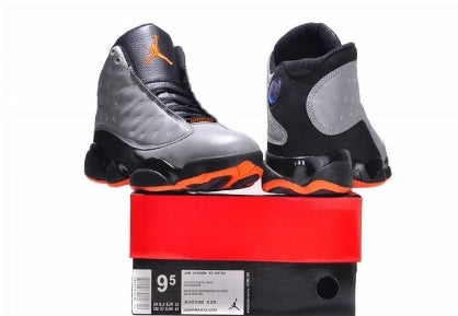 Les  baskets  Air Jordan 13 "Love & Respect" (Black and White) Femme permettent de personnaliser votre style tout en bénéficiant d’un confort supérieur.