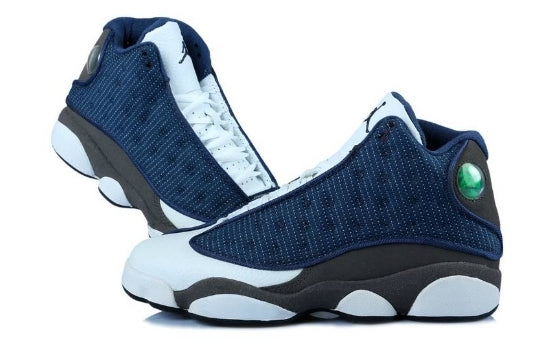 Les  baskets  Air Jordan 13 "Love & Respect" (Black and White) Femme permettent de personnaliser votre style tout en bénéficiant d’un confort supérieur.