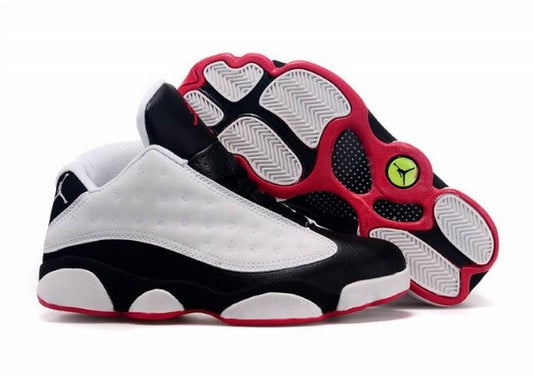 Les  baskets  Air Jordan 13 "Love & Respect" (Black and White) Femme permettent de personnaliser votre style tout en bénéficiant d’un confort supérieur.