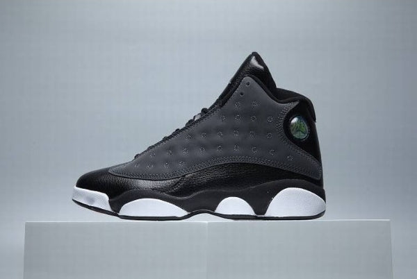 Les  baskets  Air Jordan 13 "Love & Respect" (Black and White) Femme permettent de personnaliser votre style tout en bénéficiant d’un confort supérieur.