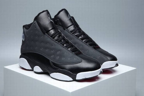 Les  baskets  Air Jordan 13 "Love & Respect" (Black and White) Femme permettent de personnaliser votre style tout en bénéficiant d’un confort supérieur.