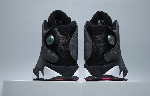 Les  baskets  Air Jordan 13 "Love & Respect" (Black and White) Femme permettent de personnaliser votre style tout en bénéficiant d’un confort supérieur.