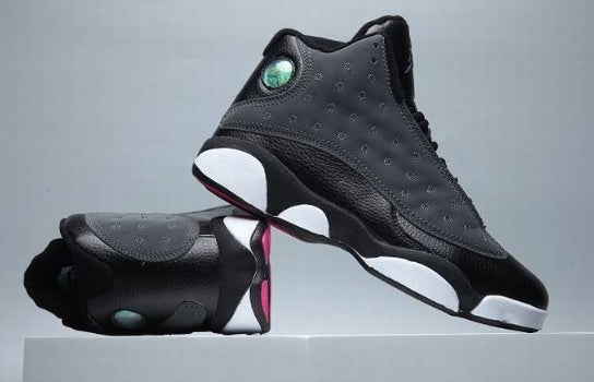 Les  baskets  Air Jordan 13 "Love & Respect" (Black and White) Femme permettent de personnaliser votre style tout en bénéficiant d’un confort supérieur.