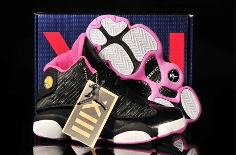 Les  baskets  Air Jordan 13 "Love & Respect" (Black and White) Femme permettent de personnaliser votre style tout en bénéficiant d’un confort supérieur.