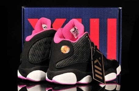 Les  baskets  Air Jordan 13 "Love & Respect" (Black and White) Femme permettent de personnaliser votre style tout en bénéficiant d’un confort supérieur.