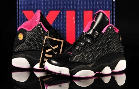 Les  baskets  Air Jordan 13 "Love & Respect" (Black and White) Femme permettent de personnaliser votre style tout en bénéficiant d’un confort supérieur.