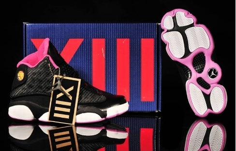 Les  baskets  Air Jordan 13 "Love & Respect" (Black and White) Femme permettent de personnaliser votre style tout en bénéficiant d’un confort supérieur.