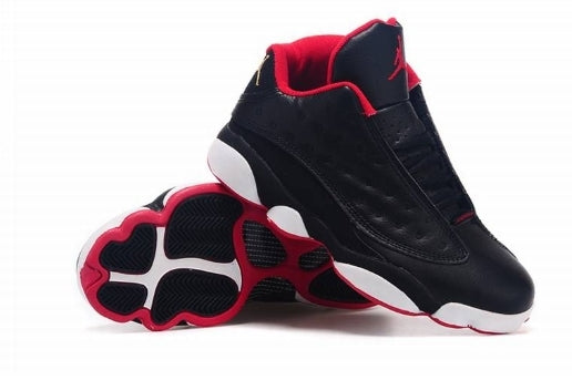 Les  baskets  Air Jordan 13 "Love & Respect" (Black and White) Femme permettent de personnaliser votre style tout en bénéficiant d’un confort supérieur.