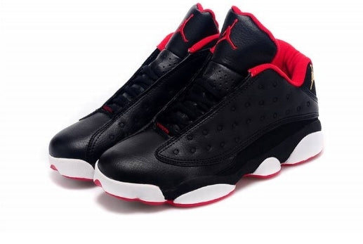 Les  baskets  Air Jordan 13 "Love & Respect" (Black and White) Femme permettent de personnaliser votre style tout en bénéficiant d’un confort supérieur.