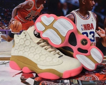 Les  baskets  Air Jordan 13 "Love & Respect" (Black and White) Femme permettent de personnaliser votre style tout en bénéficiant d’un confort supérieur.