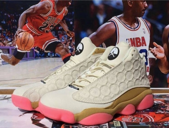 Les  baskets  Air Jordan 13 "Love & Respect" (Black and White) Femme permettent de personnaliser votre style tout en bénéficiant d’un confort supérieur.