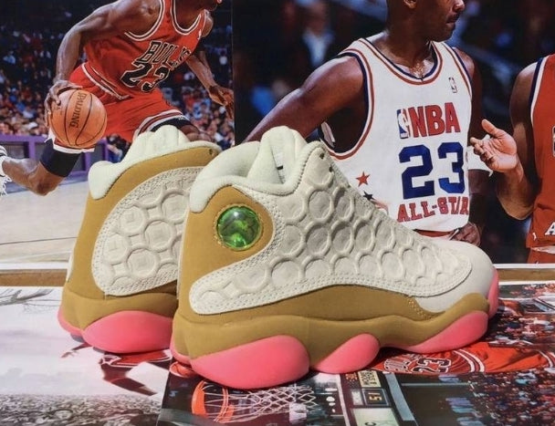 Les  baskets  Air Jordan 13 "Love & Respect" (Black and White) Femme permettent de personnaliser votre style tout en bénéficiant d’un confort supérieur.