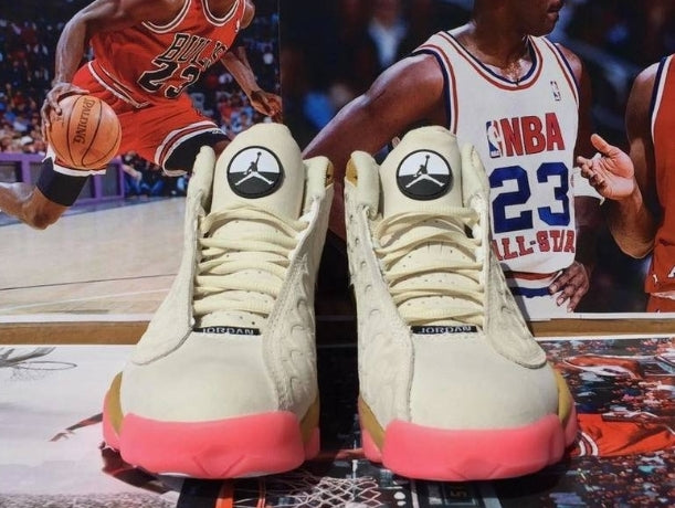 Les  baskets  Air Jordan 13 "Love & Respect" (Black and White) Femme permettent de personnaliser votre style tout en bénéficiant d’un confort supérieur.