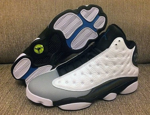 Les  baskets  Air Jordan 13 "Love & Respect" (Black and White) Femme permettent de personnaliser votre style tout en bénéficiant d’un confort supérieur.