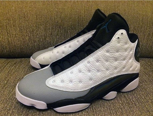 Les  baskets  Air Jordan 13 "Love & Respect" (Black and White) Femme permettent de personnaliser votre style tout en bénéficiant d’un confort supérieur.