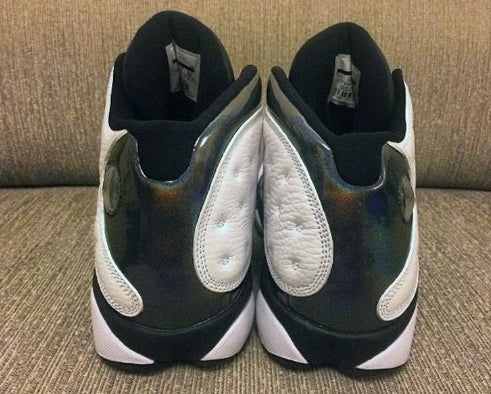 Les  baskets  Air Jordan 13 "Love & Respect" (Black and White) Femme permettent de personnaliser votre style tout en bénéficiant d’un confort supérieur.