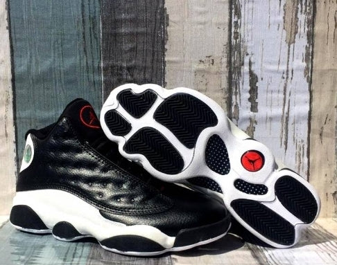 Les  baskets  Air Jordan 13 "Love & Respect" (Black and White) Femme permettent de personnaliser votre style tout en bénéficiant d’un confort supérieur.