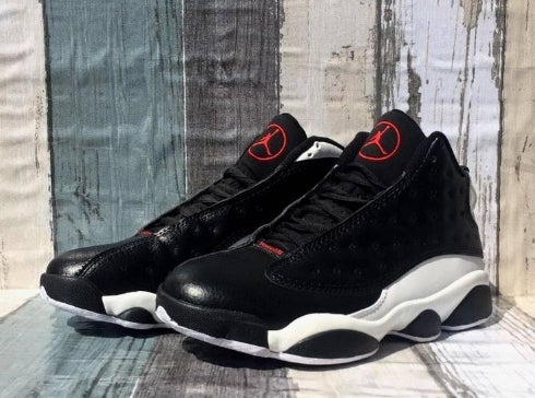 Les  baskets  Air Jordan 13 "Love & Respect" (Black and White) Femme permettent de personnaliser votre style tout en bénéficiant d’un confort supérieur.