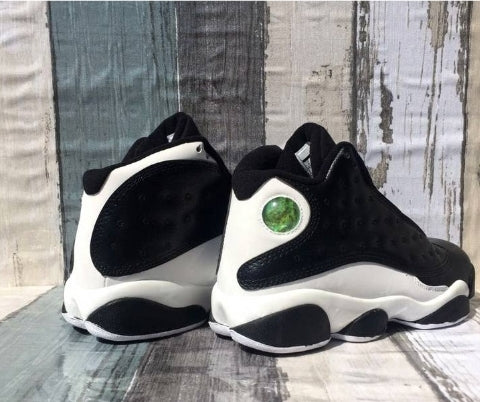Les  baskets  Air Jordan 13 "Love & Respect" (Black and White) Femme permettent de personnaliser votre style tout en bénéficiant d’un confort supérieur.