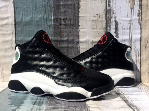 Les  baskets  Air Jordan 13 "Love & Respect" (Black and White) Femme permettent de personnaliser votre style tout en bénéficiant d’un confort supérieur.
