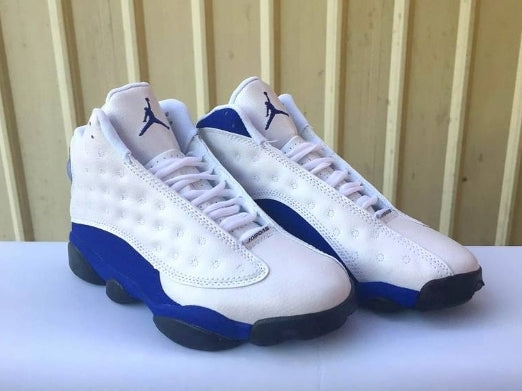 Les  baskets  Air Jordan 13 "Love & Respect" (Black and White) Femme permettent de personnaliser votre style tout en bénéficiant d’un confort supérieur.