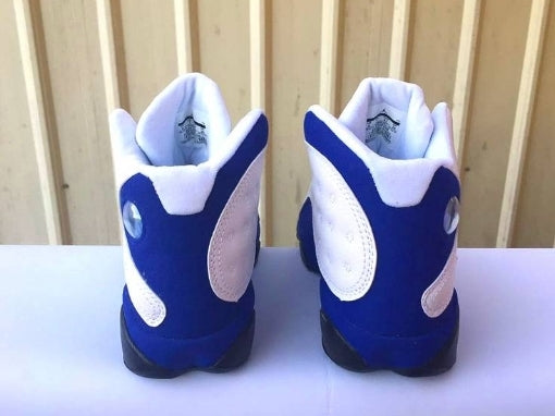 Les  baskets  Air Jordan 13 "Love & Respect" (Black and White) Femme permettent de personnaliser votre style tout en bénéficiant d’un confort supérieur.