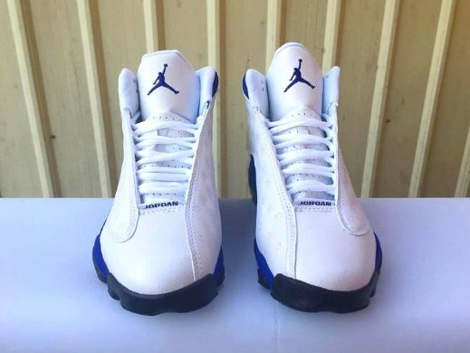 Les  baskets  Air Jordan 13 "Love & Respect" (Black and White) Femme permettent de personnaliser votre style tout en bénéficiant d’un confort supérieur.