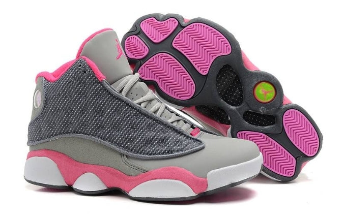 Les  baskets  Air Jordan 13 "Love & Respect" (Black and White) Femme permettent de personnaliser votre style tout en bénéficiant d’un confort supérieur.