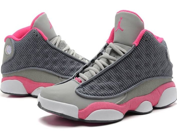 Les  baskets  Air Jordan 13 "Love & Respect" (Black and White) Femme permettent de personnaliser votre style tout en bénéficiant d’un confort supérieur.