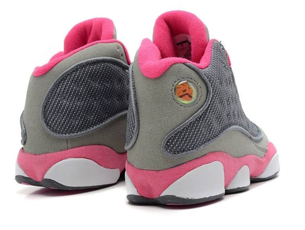 Les  baskets  Air Jordan 13 "Love & Respect" (Black and White) Femme permettent de personnaliser votre style tout en bénéficiant d’un confort supérieur.