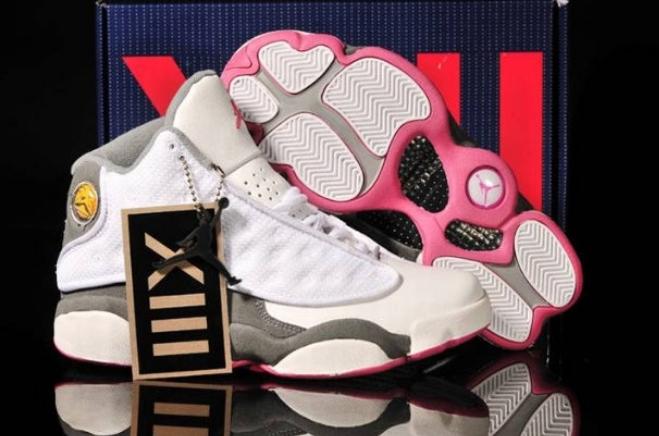Les  baskets  Air Jordan 13 "Love & Respect" (Black and White) Femme permettent de personnaliser votre style tout en bénéficiant d’un confort supérieur.