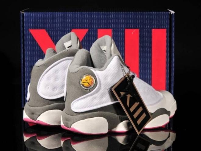 Les  baskets  Air Jordan 13 "Love & Respect" (Black and White) Femme permettent de personnaliser votre style tout en bénéficiant d’un confort supérieur.