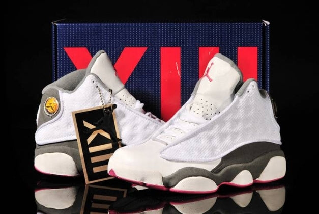 Les  baskets  Air Jordan 13 "Love & Respect" (Black and White) Femme permettent de personnaliser votre style tout en bénéficiant d’un confort supérieur.