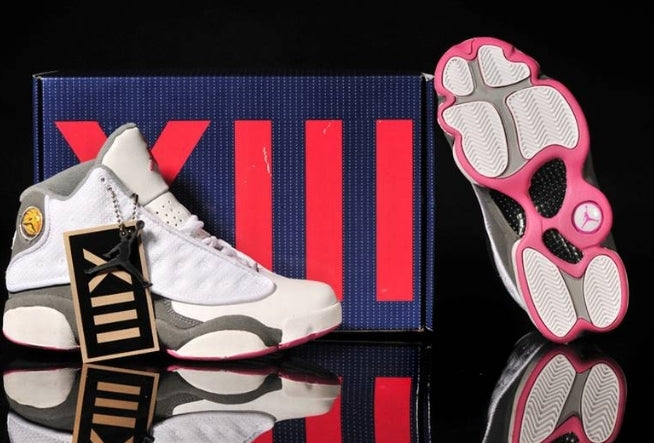 Les  baskets  Air Jordan 13 "Love & Respect" (Black and White) Femme permettent de personnaliser votre style tout en bénéficiant d’un confort supérieur.