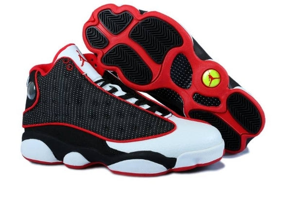 Les  baskets  Air Jordan 13 "Love & Respect" (Black and White) Femme permettent de personnaliser votre style tout en bénéficiant d’un confort supérieur.