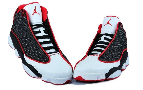 Les  baskets  Air Jordan 13 "Love & Respect" (Black and White) Femme permettent de personnaliser votre style tout en bénéficiant d’un confort supérieur.