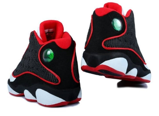 Les  baskets  Air Jordan 13 "Love & Respect" (Black and White) Femme permettent de personnaliser votre style tout en bénéficiant d’un confort supérieur.