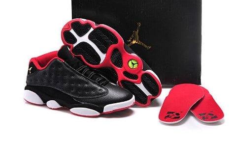 Les  baskets  Air Jordan 13 "Love & Respect" (Black and White) Femme permettent de personnaliser votre style tout en bénéficiant d’un confort supérieur.