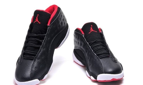 Les  baskets  Air Jordan 13 "Love & Respect" (Black and White) Femme permettent de personnaliser votre style tout en bénéficiant d’un confort supérieur.