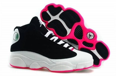 Les  baskets  Air Jordan 13 "Love & Respect" (Black and White) Femme permettent de personnaliser votre style tout en bénéficiant d’un confort supérieur.