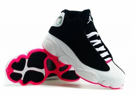 Les  baskets  Air Jordan 13 "Love & Respect" (Black and White) Femme permettent de personnaliser votre style tout en bénéficiant d’un confort supérieur.