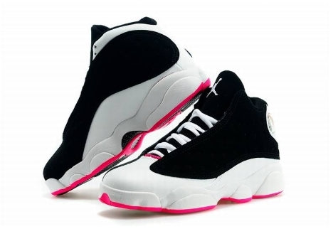 Les  baskets  Air Jordan 13 "Love & Respect" (Black and White) Femme permettent de personnaliser votre style tout en bénéficiant d’un confort supérieur.