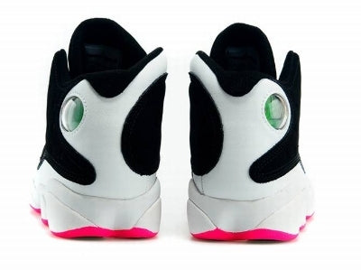 Les  baskets  Air Jordan 13 "Love & Respect" (Black and White) Femme permettent de personnaliser votre style tout en bénéficiant d’un confort supérieur.