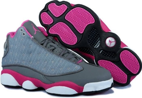 Les  baskets  Air Jordan 13 "Love & Respect" (Black and White) Femme permettent de personnaliser votre style tout en bénéficiant d’un confort supérieur.