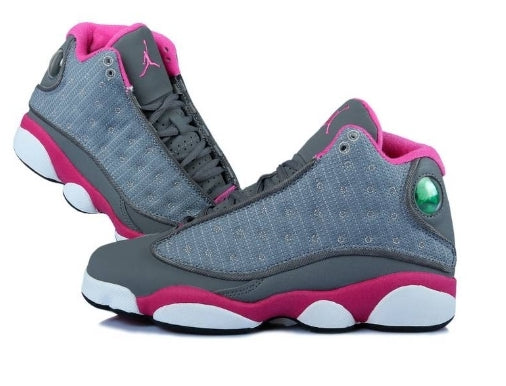 Les  baskets  Air Jordan 13 "Love & Respect" (Black and White) Femme permettent de personnaliser votre style tout en bénéficiant d’un confort supérieur.