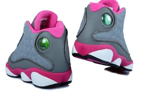 Les  baskets  Air Jordan 13 "Love & Respect" (Black and White) Femme permettent de personnaliser votre style tout en bénéficiant d’un confort supérieur.