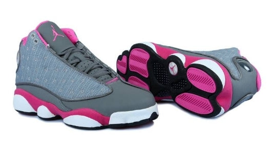 Les  baskets  Air Jordan 13 "Love & Respect" (Black and White) Femme permettent de personnaliser votre style tout en bénéficiant d’un confort supérieur.